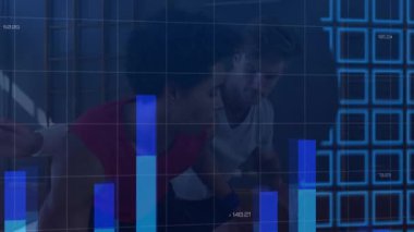 Ofiste dizüstü bilgisayarda yazan iş arkadaşları küresel finans grafikleri ve sayısal verileri gösteriyor. İş, teknoloji, analitik, yenilik, şirket, dijital, profesyonel