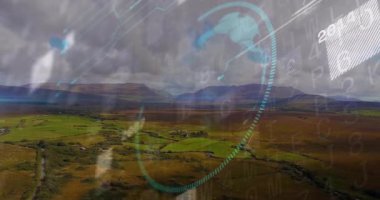 Hava tarlası manzarasını kaplayan 3 boyutlu görüntüleme küresi, akış kod panelleri ve 2014 tarihli etiketleri gösteriyor. Coğrafya, teknoloji, yenilik, veri görselleştirme, dron, manzara, fütüristik