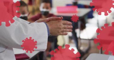 Laboratuvar önlüklü öğretmen sınıfta el hijyenini gösteriyor. Animasyon kırmızı koronavirüs simgeleri gösteriyor. Tıp, eğitim, eğitim, öğretim, sağlık, güvenlik, hijyen