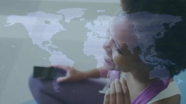 Kulaklık dinleyen bir kadın, elinde dünya haritası olan akıllı telefonu teknoloji sunumu için kapalı bir yerde tutuyor. Teknoloji, iletişim, bağlantı, dijital, yenilik, modern, küresel