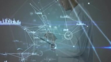 Teknoloji analisti tabletle etkileşimde, holografik ağ düğümleri ve grafik örtüleri tasarlıyor. Gelecek, teknoloji, dijital, veri, arayüz, yenilik, soyut