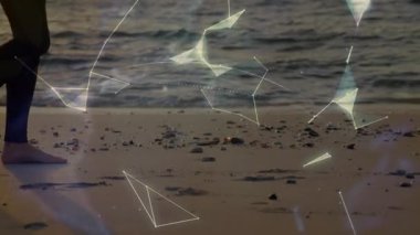 Kıyıda sörf tahtası tutan adam teknoloji için ışıldayan dijital dünyayı yansıtıyor. Okyanus, kıyı şeridi, teknoloji, gelecek, bağlantı, yenilik, macera