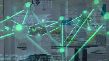 Tıbbi ofiste cam bölmenin arkasında duran erkek doktor yeşil moleküler ağı gösteriyor. Tıbbi, yenilik, fütüristik, profesyonel, teknoloji, sağlık, dijital