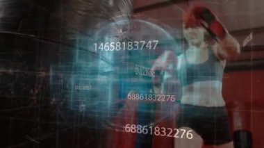 Kadın, holografik ızgarası ve yüzen veri örtüsüyle fitness stüdyosuna yumruk atıyor. Atletik, güç, fitness, teknoloji, yenilik, güçlendirme, dinamik