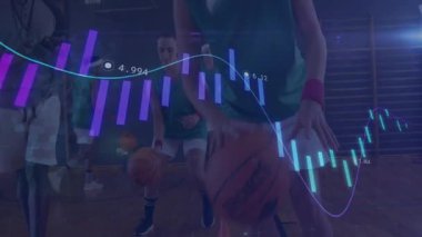 Sahada top süren iki bayan oyuncu, finans tablosu ve akım çizelgeleri sergiliyor. Atletizm, takım çalışması, eğitim, fitness, kararlılık, aktivite, modern