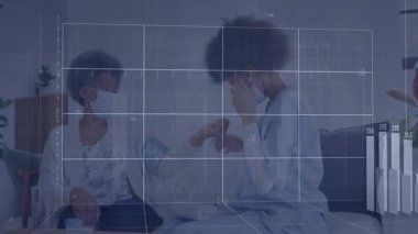 Sağlık görevlisi steteskop kullanırken maske takan üst düzey bir hasta 3D bar tablosu gösteriyor. Geriatrik, sağlık, analitik, teletıp, sağlık, tıbbi, yenilik