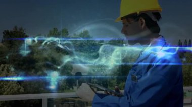 İnşaat platformunda tablet kullanan erkek mühendis holografik veri dalgası örtüsünü görüyor. Teknoloji, açık hava, fütürizm, yenilik, keşif, dayanıklı, dijital