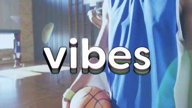 Erkek basketbol takımı spor antrenmanları yapıyor, animasyon performans çizelgeleri sergiliyor. Atletizm, takım çalışması, antrenman, spor giyim, spor, spor, spor, eğlence, gençlik.