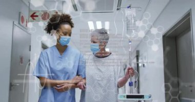 Hemşire hastanenin koridorunda yürüyen yaşlı hastaya rehberlik ediyor. Altıgen verileri üst üste biniyor. Sağlık, bakım, tıbbi, profesyonellik, şefkat, hasta desteği, klinik