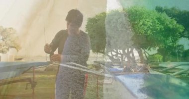 Kıdemli bir kadın göl kenarında olta makarasını ayarlıyor, açık hava eğlence verilerini üst üste koyuyor. Açık hava, boş zaman, doğa, dinginlik, rahatlama, eski moda, manzara