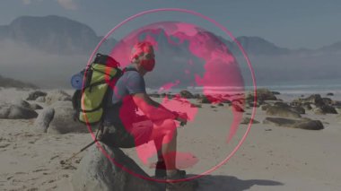 Sırık tutan erkek yürüyüşçüler, plaj kayalarının üzerinde oturmuş teknoloji için veri küresini gösteriyorlar. Macera, keşif, açık hava, vahşi doğa, esneklik, dijital, teknoloji