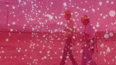 Çöl teknolojisi sahasında yürüyen iki adam, canlı veri örtüleriyle rüzgar türbinini inceliyor. Teknoloji, endüstriyel, açık hava, dayanıklı, takım çalışması, keşif, sürdürülebilirlik