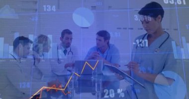 Tıbbi ekip hastane toplantı odasında hasta verilerini inceliyor. Yüzen çizelgeler ve grafiklerle birlikte. Sağlık, işbirliği, analitik, profesyonel, teşhis, yenilik, takım çalışması