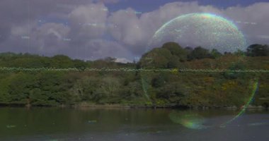 Tepenin yamacında süzülen verileri bozan küçük beyaz motorlu tekne. Göl, doğa, sükunet, açık hava, dijital, teknoloji, manzara