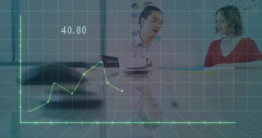 Meslektaşlar konferans odasında iş konuşuyorlar, telefonun üstünde yeşil çizgi grafiği sergiliyorlar. İşbirliği, beyin fırtınası, analitik, takım çalışması, kurumsal, stratejik, sunum