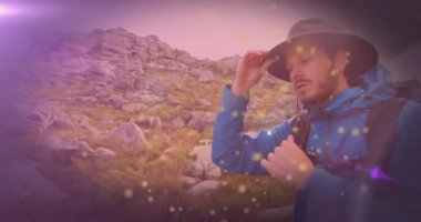 Kayalık yamaçlarda yürüyüş yapan bir adam, sağlık teması yüzen altın parıltılar ve dişli istatistikleri gösteriyor. Macera, keşif, açık hava, doğa, engebeli, huzur, vahşi yaşam.