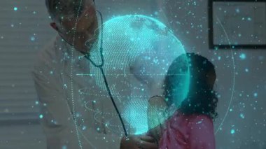 Doktor, çocuğu sağlık kliniğinde muayene ediyor, steteskopun yanında dijital hologram gösteriyor. Tıbbi, sağlık, pediatrik, yenilik, teknoloji, profesyonellik, danışmanlık