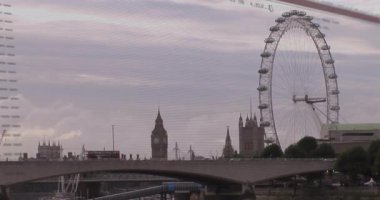 Londra Gözü, Parlamentosu ve Nehir Köprüsü ile harmanlanan animasyon büyüsü. Teknoloji, şehir manzarası, dijital, fütüristik, ufuk çizgisi, yenilik, bağlantı