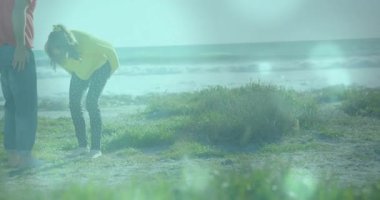 Erkek ve kadın kıyı şeridini keşfediyor, pazarlama verilerini animasyon dalga grafiğiyle örtüşüyor. Macera, bağlantı, dinginlik, keşif, boş zaman, açık hava, doğa