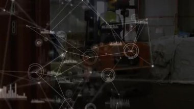 Depoda forklift kullanan işçiler, yüzen ağ düğümlerini ve bar çizelgelerini gösteriyor. Sanayi, lojistik, teknoloji, envanter, otomasyon, veri, ulaşım