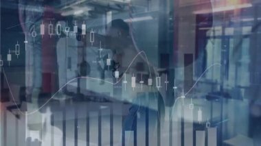 Erkek boksör spor salonunda ağır kırmızı çanta yumrukluyor, finans şamdanı ve çizelgeleri örtüyor. Sporcu, antrenman, güç, dayanıklılık, fitness, modern, dinamik