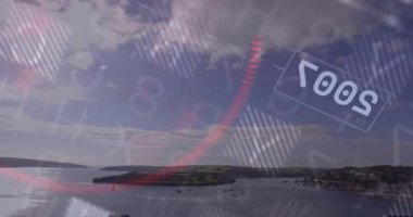 Sahil körfezi panoraması yüzen kırmızı HUD örtüsünü sayısal ölçümler ve ikili kodlarla gösteriyor. Deniz manzarası, fütürizm, navigasyon, denizcilik, teknoloji, hava, analitik