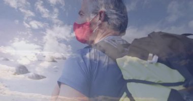 Erkek yürüyüşçü sağlıklı olmak için kayalık kumlu arazide yürüyordu. Canlandırılmış kalp ikonu ve iz haritasıyla. Macera, keşif, dayanıklılık, vahşi doğa, açık hava, yolculuk, dayanıklılık.