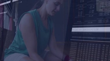 Kadın, modern teknoloji ofisindeki şifreleme kodlarını analiz ediyor, yüzen dijital kod örtülerini gösteriyor. Teknoloji, siber güvenlik, programlama, yenilik, kesinlik, çalışma alanı, modern tasarım