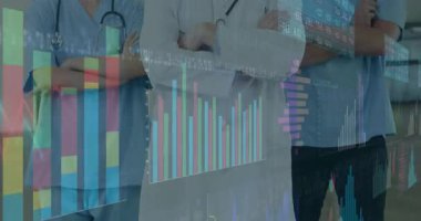 Sağlık analitik çizelgelerini steteskop simgesiyle kaplayan tıbbi ekip klinik koridorunda duruyor. Sağlık, takım çalışması, analitik, profesyonellik, teknoloji, yenilik, işbirliği