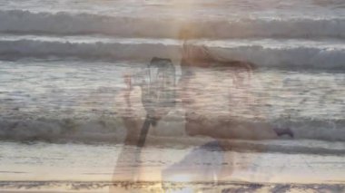 Günbatımı deniz manzarasını kameraya çeken kadın, seyahat pazarlaması için altın dalga animasyonunu örtüyor. Manzara, fotoğrafçılık, doğa, dinginlik, ilham, açık hava, macera