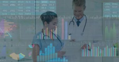 Hemşire ve doktor klinikteki hasta dosyalarını inceliyor, yüzen çizelgeler ve verileri takip eden grafiklerle birlikte. Sağlık, işbirliği, teknoloji, profesyonellik, analitik, tanı, tıbbi