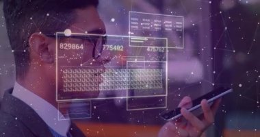 Yüksek teknoloji ofisindeki akıllı telefona konuşan bir adam, yüzen grafikler ve ağ düğümleriyle. Gelecekçi, yenilikçi, iletişim, dijital, bağlantı, teknoloji, çalışma alanı