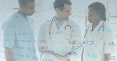 Hastane salonundaki panoyu inceleyen üç tıbbi uzman artan çizgi grafikleri gösteriyor. Sağlık, işbirliği, analitik, profesyonellik, modern, takım çalışması, yenilik