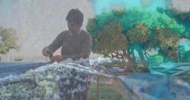 Adam açık havada kano ipini ayarlıyor, canlandırılmış su dalgalanması ile sağlık teması sergiliyor. Macera, fitness, eğlence, doğa, sağlık, sükunet, açık hava aktivitesi