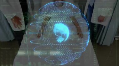 Erkek doktor stetoskop tutuyor, kadın doktor tıbbi taramayı inceliyor, holografik küreyi yansıtıyor. Tıbbi, teknoloji, yenilik, sağlık hizmetleri, fütüristik, analiz, klinik