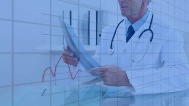 Erkek doktor, klinikte steteskopla tableti inceliyor. Animasyon tıbbi grafikleri% 100 oranında analiz ediyor. Profesyonel, sağlık, teknoloji, analitik, araştırma, iş, yenilik