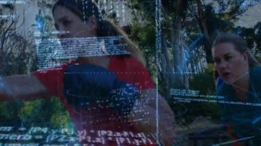 Üç kadın doğa yürüyüşçüsü, teknolojide yüzen kodlu akıllı telefon kullanarak orman yolunda yürüyor. Doğa, macera, dijital, fütürist, açık hava, teknoloji, hidrasyon