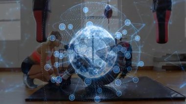 Kadın antrenör, erkek müşteriye fitness stüdyosunda mekik çekerek holografik dünyayı canlandırıyor. Fitness, inovasyon, teknoloji, eğitim, fütüristik, refah, işbirliği