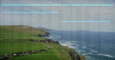 Dijital kayıt arayüzü 3D sahil uçurumlarına kurulmuş çimenli tepeleri ve çarpan dalgaları gösteriyor. Manzara, hava, engebeli, doğal manzara, veri görselleştirme, dinginlik