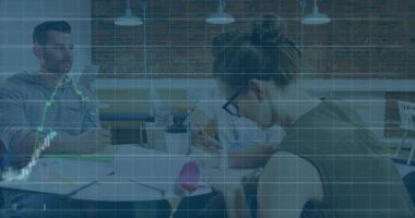 Finans bürosundaki iş arkadaşları hisse senedi çizelgesi animasyonlarını ekrana yansıtıyorlar. İşbirliği, takım çalışması, analitik, iş, yenilik, çalışma alanı, modern