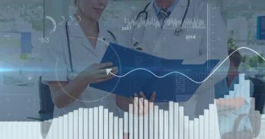 Kadın doktor klinikte klasörü gösteriyor, erkek doktor dijital grafikleri inceliyor. Sıhhiye, sağlık, teknoloji, veri, analiz, işbirliği, modern