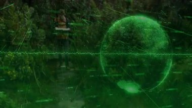 Hologram küresi ve veri örtüsü olan lojistik teknolojisini kullanarak orman yolunda bisiklet süren kurye. Açık hava, dağıtım, çevre dostu, gelecekçi, teknoloji, doğa, macera