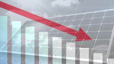 Güneş paneli gösterimi şeffaf çubuklar, morumsu çizgi grafiği, dijital ızgara üzerinde kırmızı ok. Yenilenebilir enerji, teknoloji, veri, analitik, sürdürülebilirlik, dijital