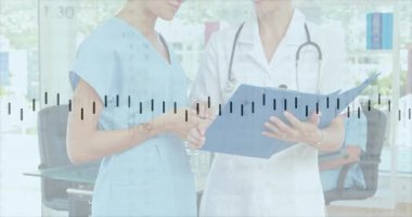 Klinikte mavi panoyu inceleyen ve animasyon veri çubukları gösteren iki kadın doktor. Sağlık, işbirliği, profesyonellik, modernlik, teknoloji, takım çalışması, teşhis