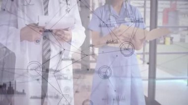 Doktor ve hemşire, sağlık ofisindeki dosya klasörünü inceliyor, yüzen ağ diyagramlarını örtüyor. Sağlık, işbirliği, teknoloji, profesyonellik, analiz, tanı, hastane