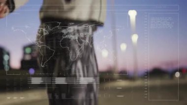Teknoloji gösterge panelinde katlanan bıçağı tutan kadın dünya haritasını ve yatay veri çubuklarını gösteriyor. Gelecek, teknoloji, arayüz, veri görselleştirme, siber güvenlik, yenilik, dijital