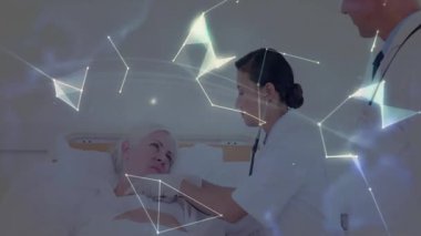 Hasta üzerinde steteskop kullanan kadın doktor. Tıbbi verileri gösteren dijital küre. Tıbbi, sağlık, modern, profesyonel, klinik, tanı, dijital