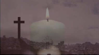 Anma sahnesi parıldayan mumlarla parıldıyor kayalık tepenin üstünde alacakaranlıkta haçlarla. Sembolizm, yansıma, dinginlik, maneviyat, yas, hatırlama, kasvetli