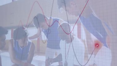 Animasyon oyun çizelgeleri ve hareketli çizgiler gösteren basketbol antrenmanında diz çöken bir koç. Atletizm, takım çalışması, kararlılık, koçluk, şehir merkezi, profesyonel, motivasyon