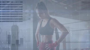 Boks salonunda spor teknolojisini sergileyen bayan sporcu grafiklerin grafiklerini gösteriyor. Sporcu, fitness, modern, dijital, performans, güç, eğitim